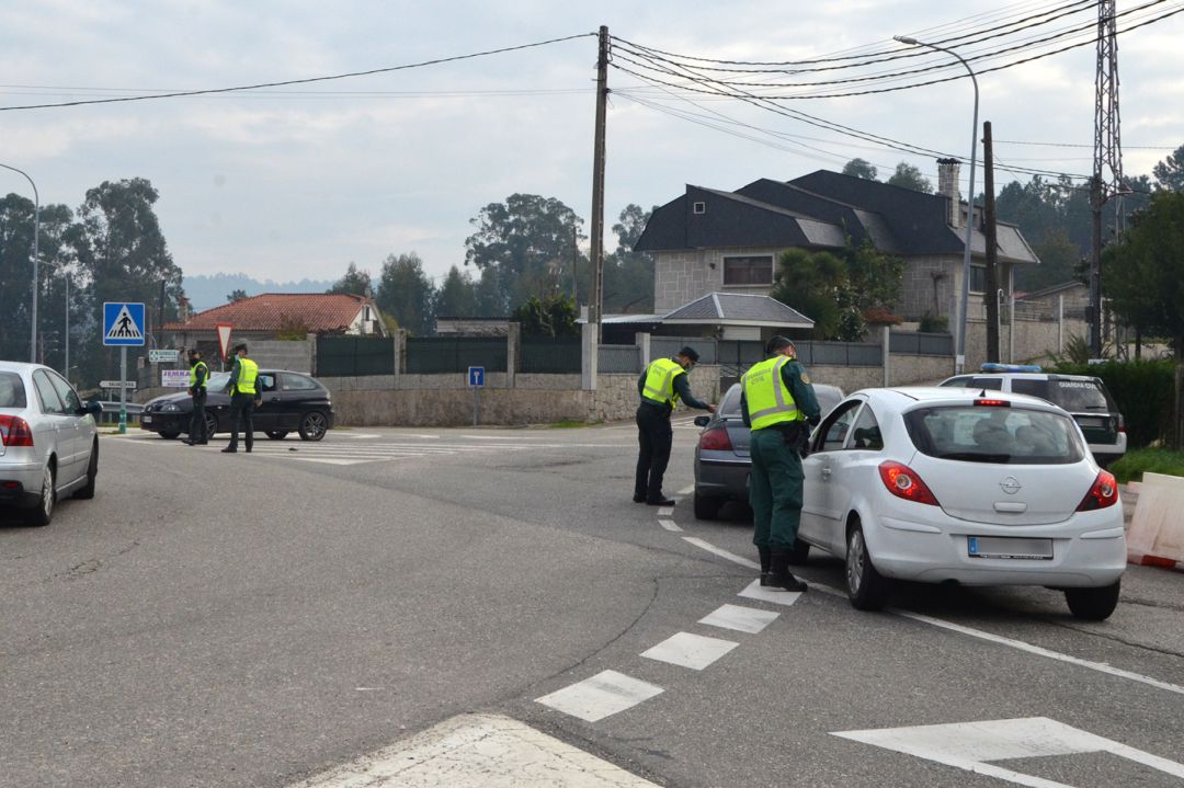 Control de la Guardia Civil en una carretera gallega. Control de la Guardia Civil en una carretera gallega.