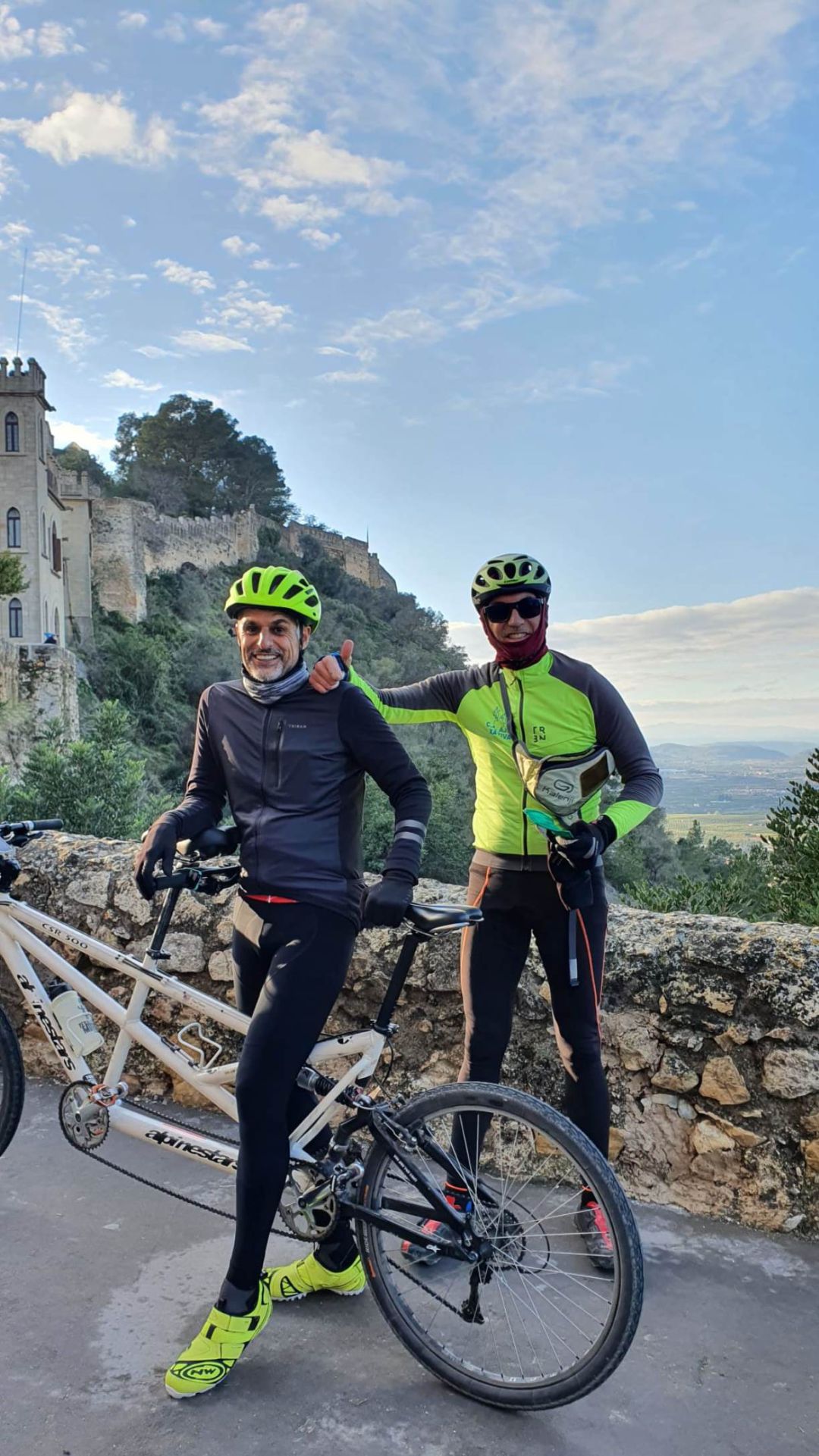 Vaquero con su guía en el Castillo de Xàtiva Vaquero con su guía en el Castillo de Xàtiva