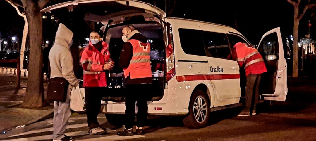 Los voluntarios de Cruz Roja, durante el reparto nocturno de comida, mantas y bebida caliente a sin techos por las calles de Zaragoza Los voluntarios de Cruz Roja, durante el reparto nocturno de comida, mantas y bebida caliente a sin techos por las calles de Zaragoza