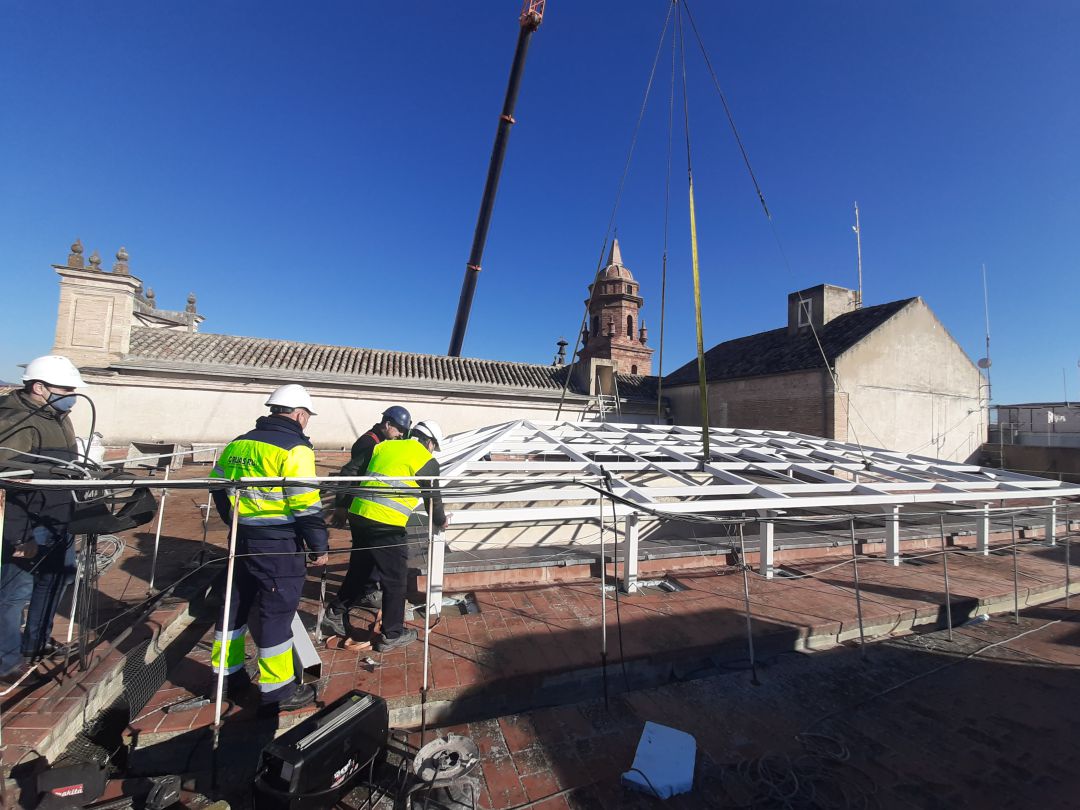 Cubrición del patio interior del Ayuntamiento de Andújar donde irá ubicada la nueva Oficina de Turismo. Cubrición del patio interior del Ayuntamiento de Andújar donde irá ubicada la nueva Oficina de Turismo.