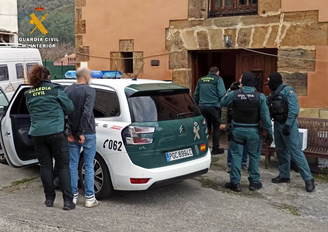 Momento en el que la Guardia Civil procede a la detención de los presuntos responsables de la plantación. Momento en el que la Guardia Civil procede a la detención de los presuntos responsables de la plantación.