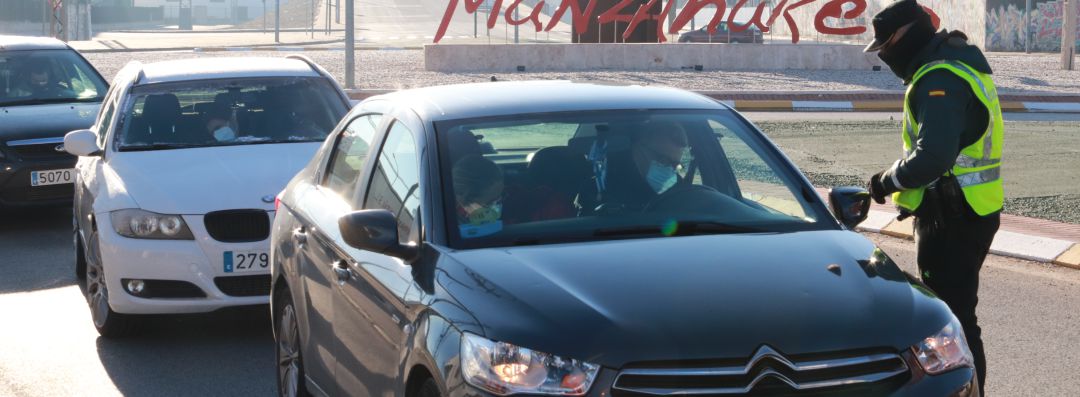 Imagen de uno de los controles de la Guardia Civil en la localidad de Manzanares, que se encuentra confinada desde el 8 de enero Imagen de uno de los controles de la Guardia Civil en la localidad de Manzanares, que se encuentra confinada desde el 8 de enero
