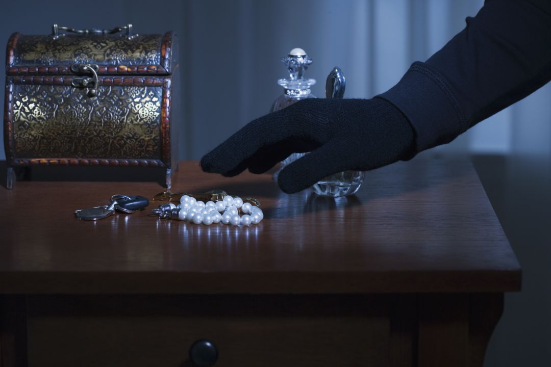 La mujer había vendido las joyas en un establecimiento de compraventa. La mujer había vendido las joyas en un establecimiento de compraventa.