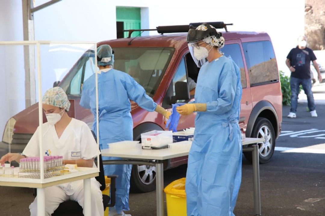 Desde Atención Primaria en Lanzarote se encargan de tres ejes fundamentales en la lucha contra la pandemia: toma de muestras, rastreo y campaña de vacunación. Desde Atención Primaria en Lanzarote se encargan de tres ejes fundamentales en la lucha contra la pandemia: toma de muestras, rastreo y campaña de vacunación.