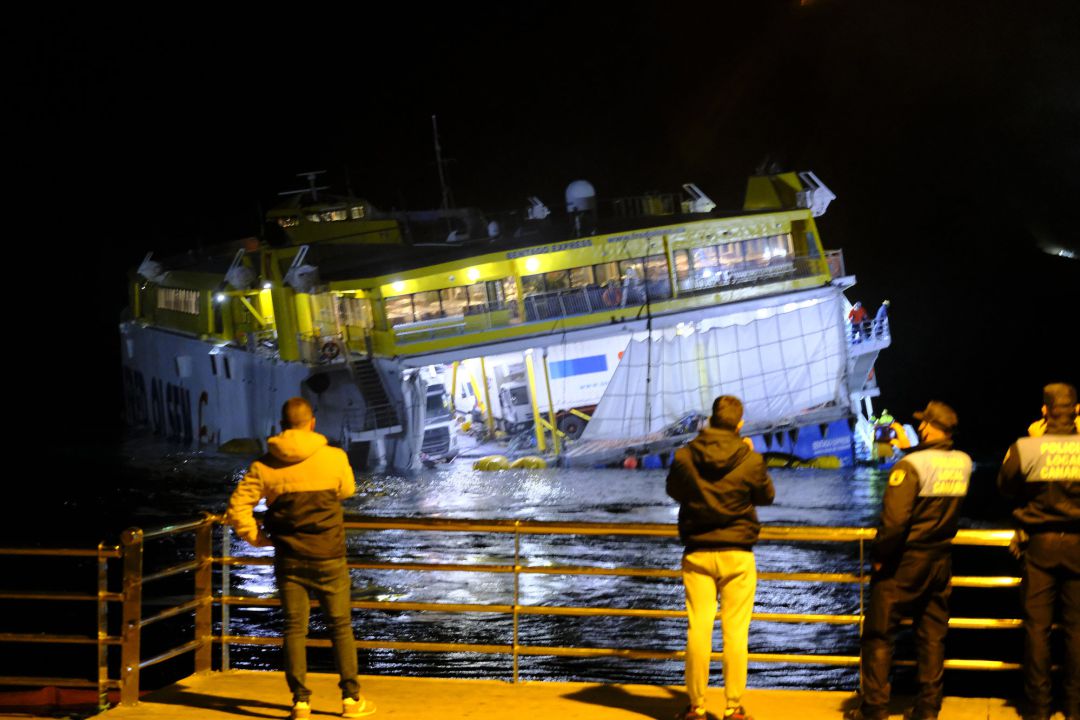 Varias personas observan el momento en el que han conseguido desencallar el barco 'Bentago Express' de la naviera Fred Olsen, en Agaete Varias personas observan el momento en el que han conseguido desencallar el barco 'Bentago Express' de la naviera Fred Olsen, en Agaete