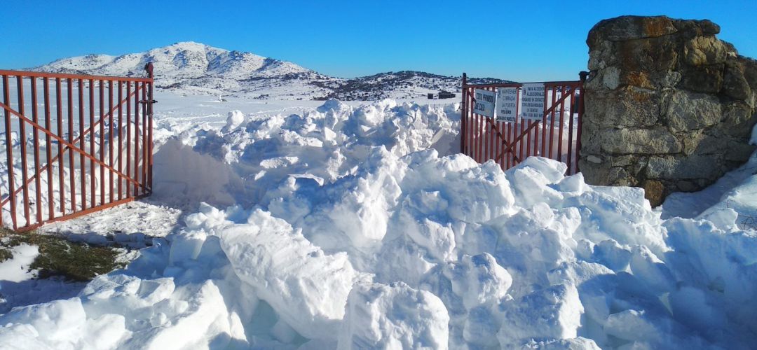 Entrada de una finca colapsada por la nieve Entrada de una finca colapsada por la nieve