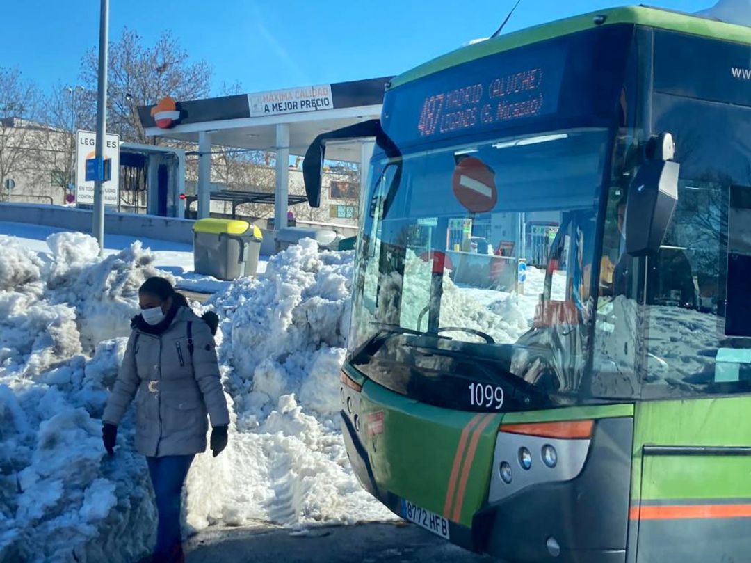 Imagen de un autobús circulando por las calles nevadas de Leganés, donde, este martes, la UME colaboró con los servicios municipales para retirar la nieve de las calles del municipio. Imagen de un autobús circulando por las calles nevadas de Leganés, donde, este martes, la UME colaboró con los servicios municipales para retirar la nieve de las calles del municipio.