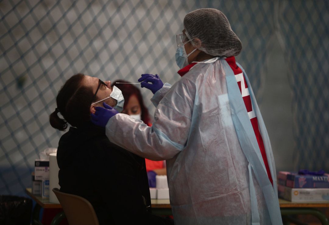 Un sanitario realiza test de antígenos de detección del covid, en la Zona Básica de Salud de Felipe II, en Móstoles, Madrid (España) el pasado 23 de diciembre. Un sanitario realiza test de antígenos de detección del covid, en la Zona Básica de Salud de Felipe II, en Móstoles, Madrid (España) el pasado 23 de diciembre.