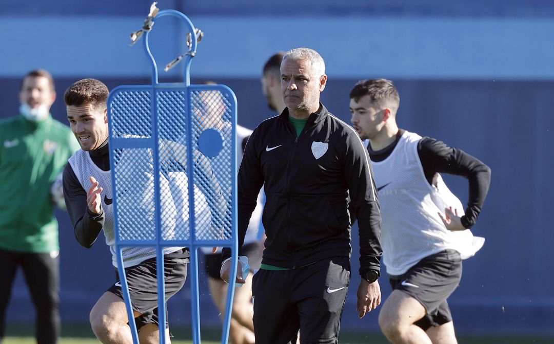 Sergio Pellicer, observando un entrenamiento del Málaga Sergio Pellicer, observando un entrenamiento del Málaga