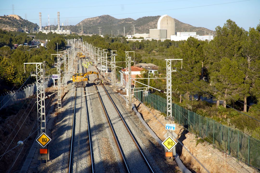 Vista aèria dels treballs per enllestir la connexió de la variant de Vandellòs al corredor mediterrani, ara fa tot just un any. Vista aèria dels treballs per enllestir la connexió de la variant de Vandellòs al corredor mediterrani, ara fa tot just un any.