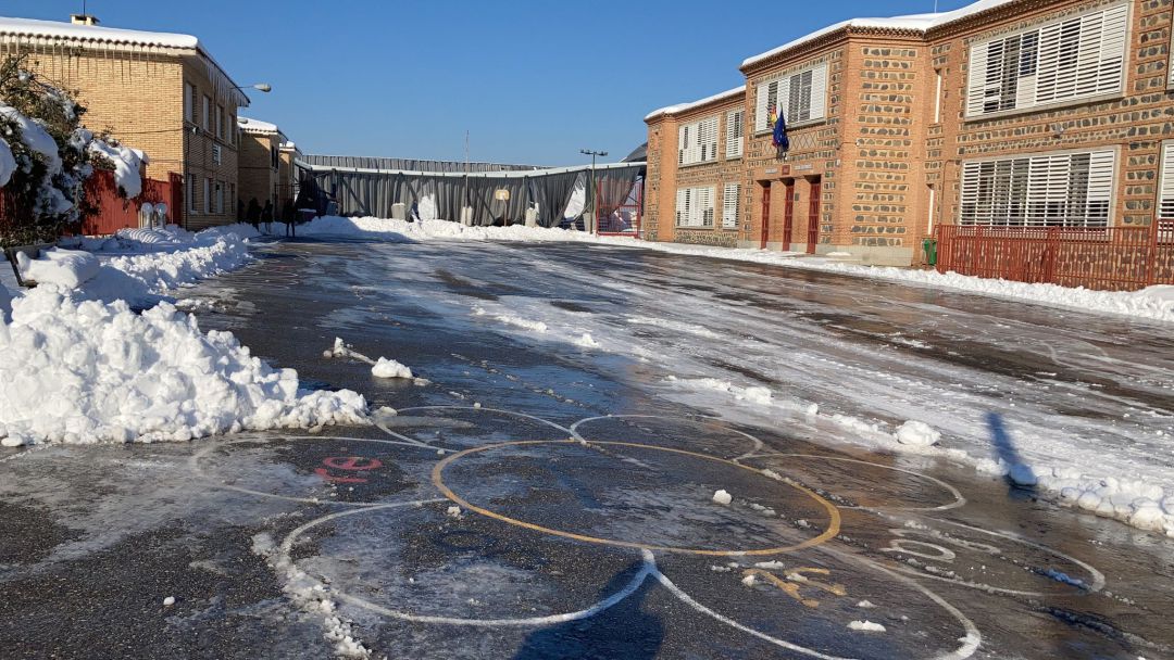 Así estaba esta miércoles el patio del Colegio Ángel del Alcázar. De fondo la cubierta derrumbada por la nieve Así estaba esta miércoles el patio del Colegio Ángel del Alcázar. De fondo la cubierta derrumbada por la nieve