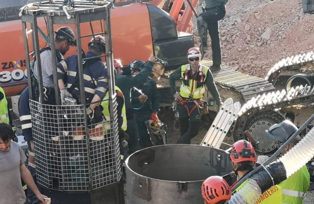 Los servicios de emergencia han rescatado a un hombre indocumentado y lo han trasladado al hospital para ser atendido
Los servicios de emergencia han rescatado a un hombre indocumentado y lo han trasladado al hospital para ser atendido