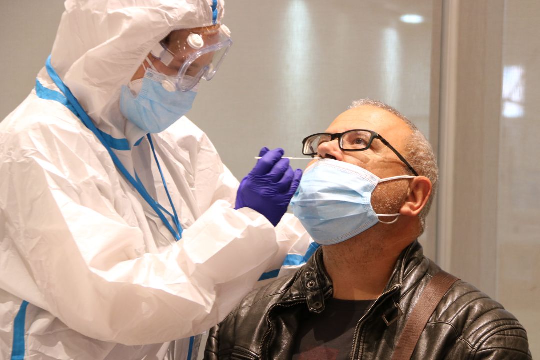 Un hombre se somete a una prueba PCR Un hombre se somete a una prueba PCR