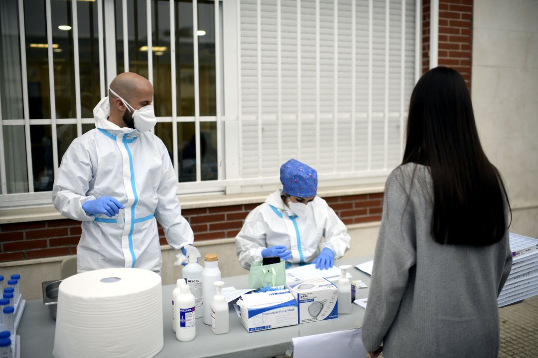Sanitarios realizando tests de PCR. Sanitarios realizando tests de PCR.