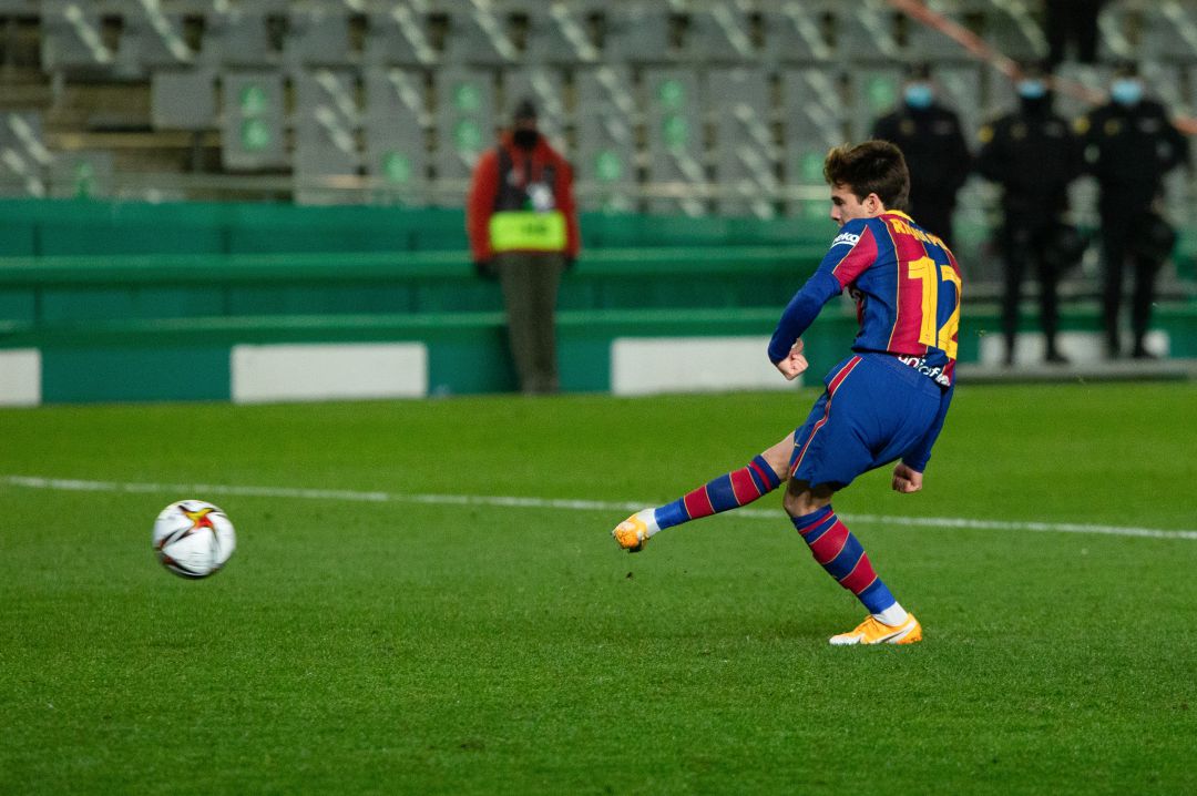 Riqui Puig lanza el último penalti ante la Real Sociedad. Riqui Puig lanza el último penalti ante la Real Sociedad.