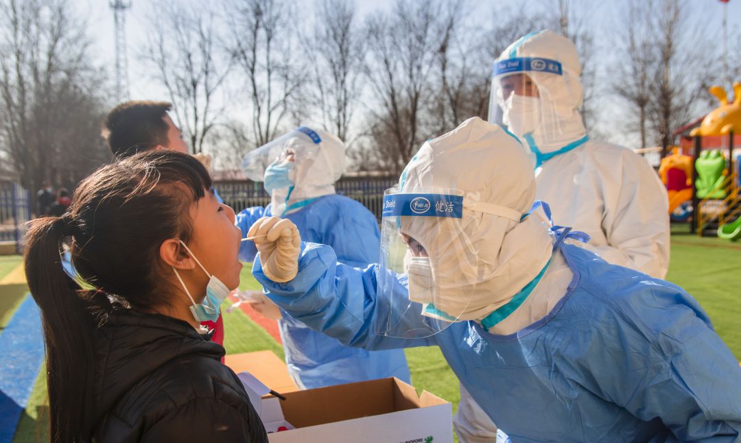 Sanitarios realizan una prueba PCR en la provincia de Hebei. Sanitarios realizan una prueba PCR en la provincia de Hebei.