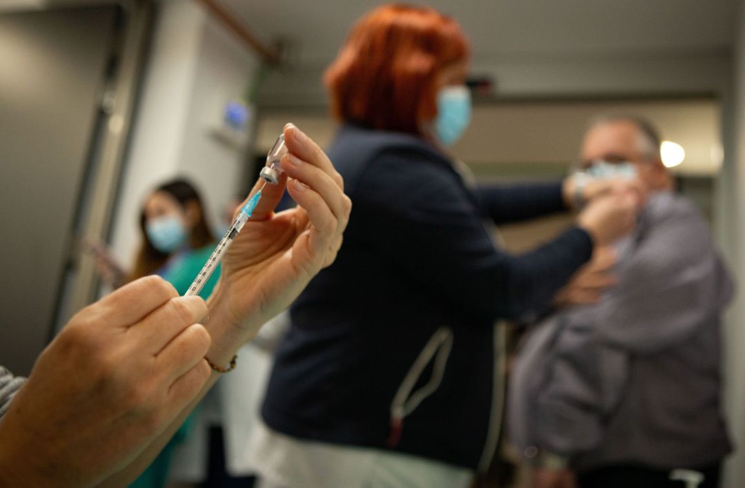 Profesionales sanitarias preparan y administran la vacuna de COVID-19 a sus compañeros en el Hospital Vall d'Hebrón de Barcelona Profesionales sanitarias preparan y administran la vacuna de COVID-19 a sus compañeros en el Hospital Vall d'Hebrón de Barcelona