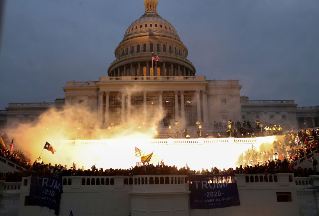 Protestas ante el Capitolio en Washington, minutos antes de su asalto por personas armadas ultranacionalistas Protestas ante el Capitolio en Washington, minutos antes de su asalto por personas armadas ultranacionalistas