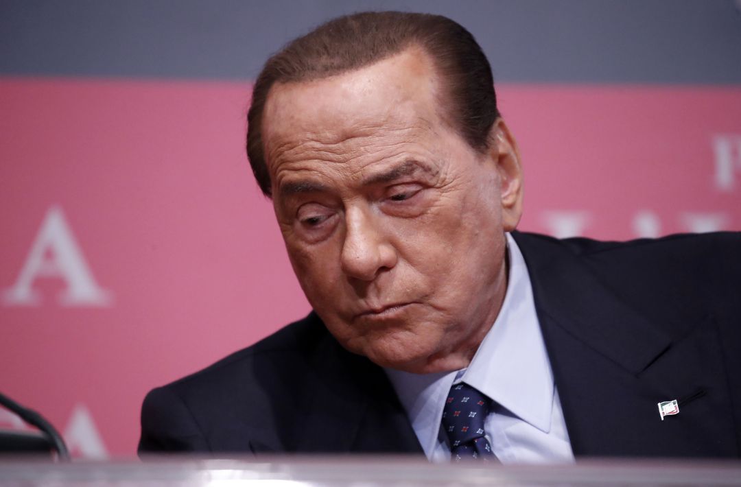 Berlusconi está hospitalizado en Mónaco por un problema cardíaco. Berlusconi está hospitalizado en Mónaco por un problema cardíaco.