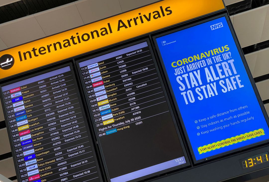 Imagen de archivo de una pantalla informativa con las llegadas del aeropuerto de Heathrow, en Londres Imagen de archivo de una pantalla informativa con las llegadas del aeropuerto de Heathrow, en Londres