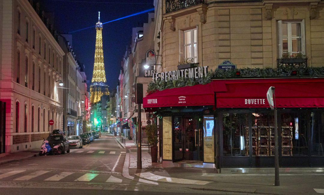Francia adelanta el toque de queda a las 18:00 horas. Francia adelanta el toque de queda a las 18:00 horas.