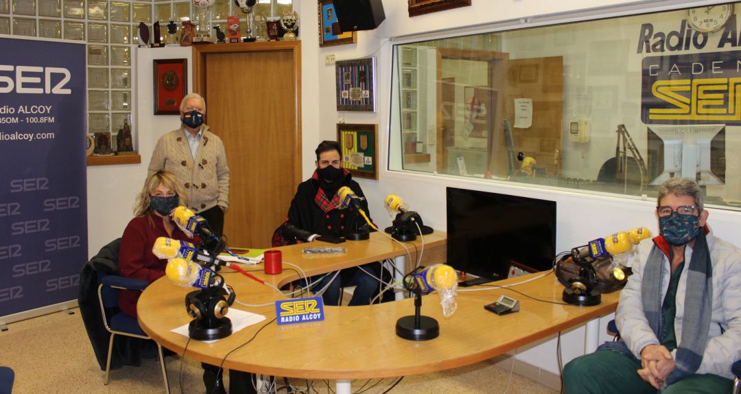 Ferran Mengual, Carol Ortiz, Germán Mollà y Paco Aznar, en el estudio de Radio Alcoy Ferran Mengual, Carol Ortiz, Germán Mollà y Paco Aznar, en el estudio de Radio Alcoy