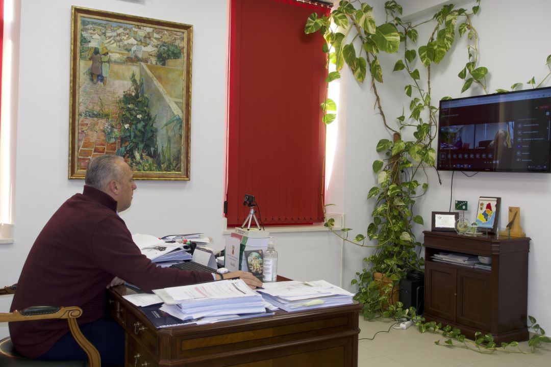 El alcalde de San Roque, Juan Carlos Ruiz Boix, durante la reunión de alcaldes con la delegada territorial de Salud, Isabel Paredes. El alcalde de San Roque, Juan Carlos Ruiz Boix, durante la reunión de alcaldes con la delegada territorial de Salud, Isabel Paredes.