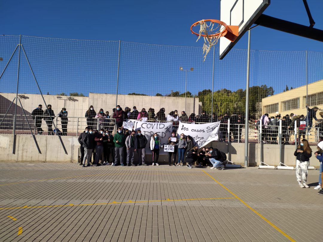 Protesta de alumnos del IES Vinalopó de Novelda esta mañana. Protesta de alumnos del IES Vinalopó de Novelda esta mañana.