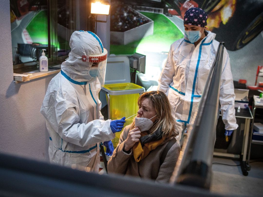 Profesionales sanitarios atienden a pacientes que acuden a realizarse una prueba PCR Profesionales sanitarios atienden a pacientes que acuden a realizarse una prueba PCR
