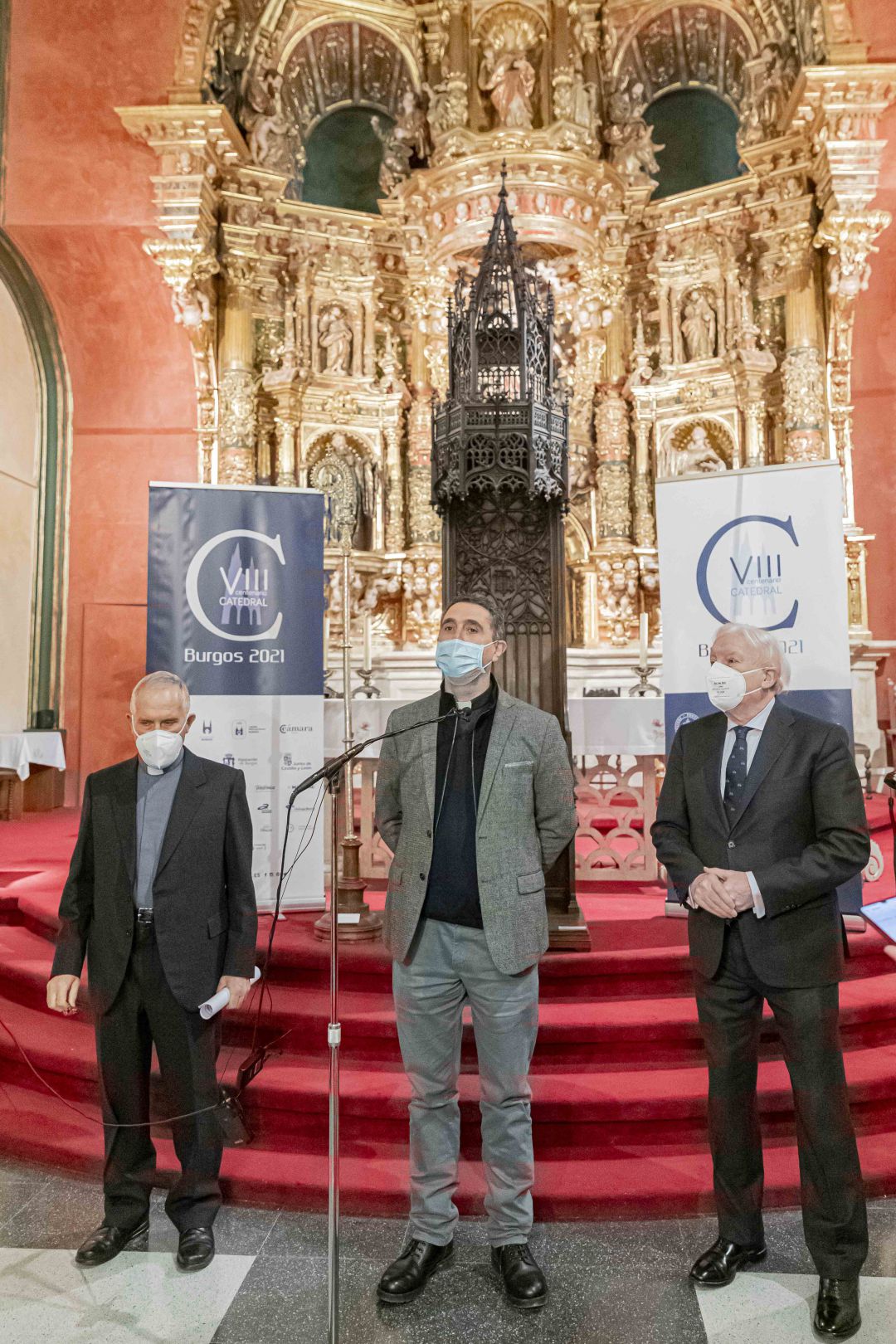 El vicepresidente de la Fundación, Méndez Pozo, (dcha), Fernando García Cadiñanos, Vicario General de la Diócesis y Juan Álvarez Quevedo, delegado de Patrimonio (izda) El vicepresidente de la Fundación, Méndez Pozo, (dcha), Fernando García Cadiñanos, Vicario General de la Diócesis y Juan Álvarez Quevedo, delegado de Patrimonio (izda)