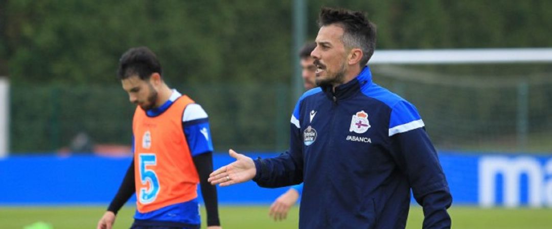 Rubén de la Barrera dirigiendo el entrenamiento del Depor Rubén de la Barrera dirigiendo el entrenamiento del Depor
