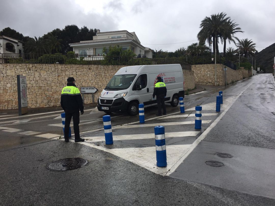 Control policial en Xàbia, durante el primer Estado de Alarma. Control policial en Xàbia, durante el primer Estado de Alarma.