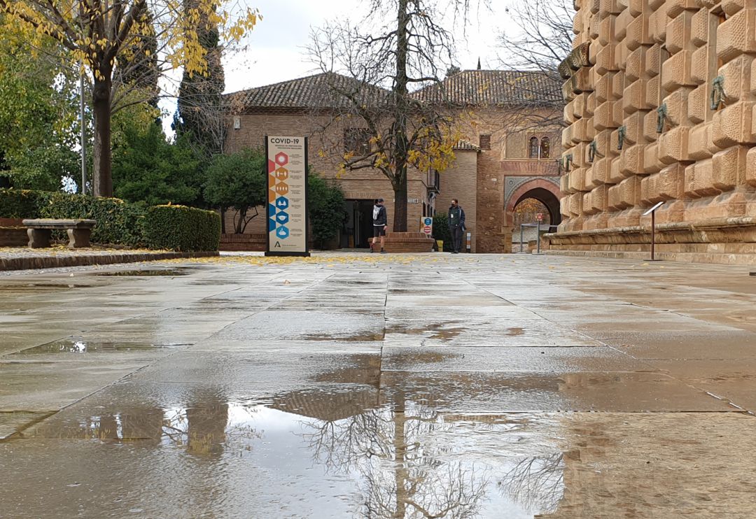 La Alhambra (Granada) en un día lluvioso de diciembre de 2020 casi sin turistas por la pandemia de la covid La Alhambra (Granada) en un día lluvioso de diciembre de 2020 casi sin turistas por la pandemia de la covid