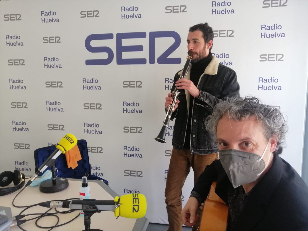 Sergio Cano al saxofón y Cristobal Picón a la guitarra, músicos onubenses en directo de "Hoy por Hoy Huelva" Sergio Cano al saxofón y Cristobal Picón a la guitarra, músicos onubenses en directo de "Hoy por Hoy Huelva"