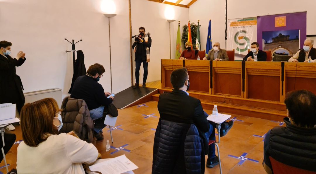 Representantes municipales presentan al CES provincial y local los avances del plan Colce. Representantes municipales presentan al CES provincial y local los avances del plan Colce.