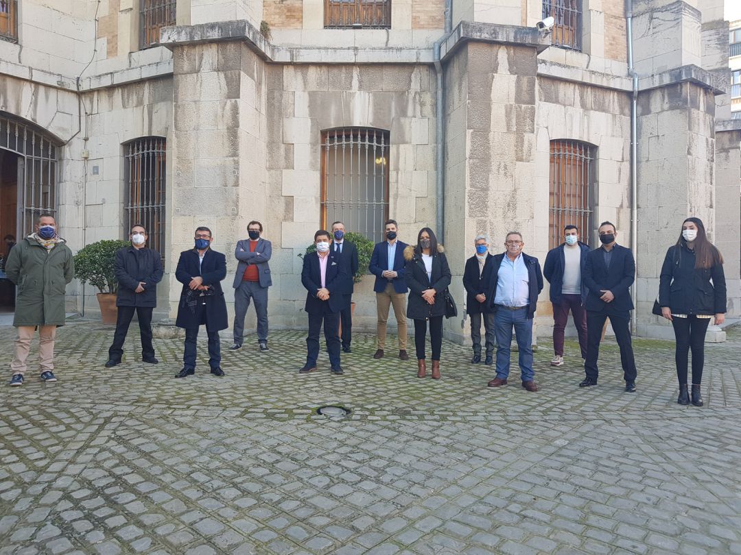 Foto de familia con empresarios y empresarias, presidente y diputado, tras la entrega de las subvenciones.La galduriense Paula Sánchez, en primera fila, cuarta por la derecha Foto de familia con empresarios y empresarias, presidente y diputado, tras la entrega de las subvenciones.La galduriense Paula Sánchez, en primera fila, cuarta por la derecha