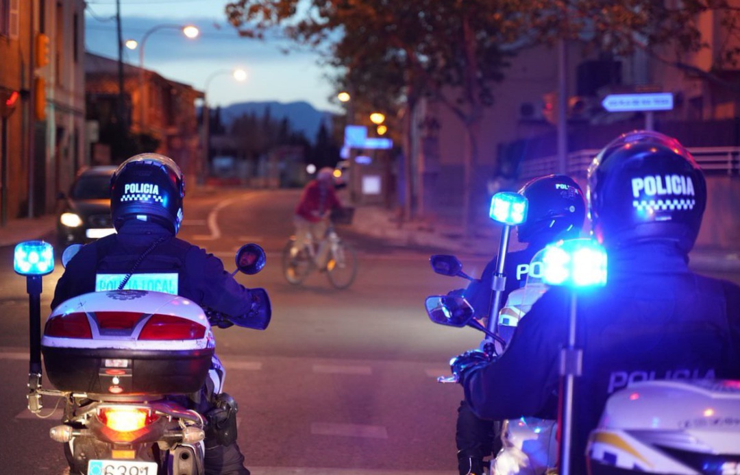 Dos agentes de la Policía Local en una imagen de recurso (imagen de archivo). Dos agentes de la Policía Local en una imagen de recurso (imagen de archivo).