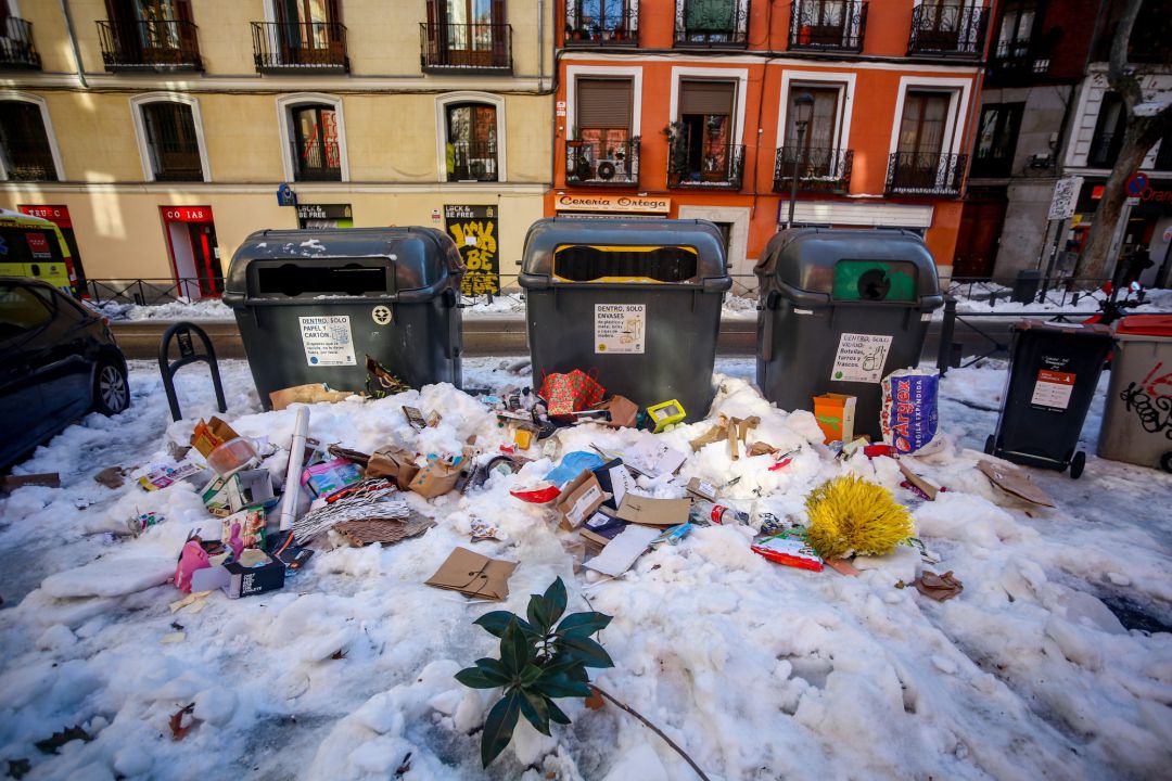 Residuos acumulados en una vía como consecuencia de la nevada provocada por la borrasca ‘Filomena' Residuos acumulados en una vía como consecuencia de la nevada provocada por la borrasca ‘Filomena'