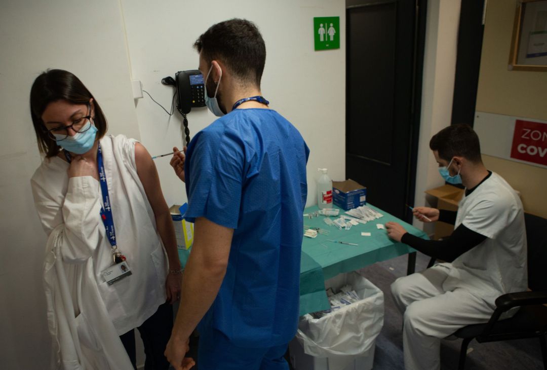 Profesionales sanitarios preparan y administran la vacuna de covid-19 a sus compañeros Profesionales sanitarios preparan y administran la vacuna de covid-19 a sus compañeros
