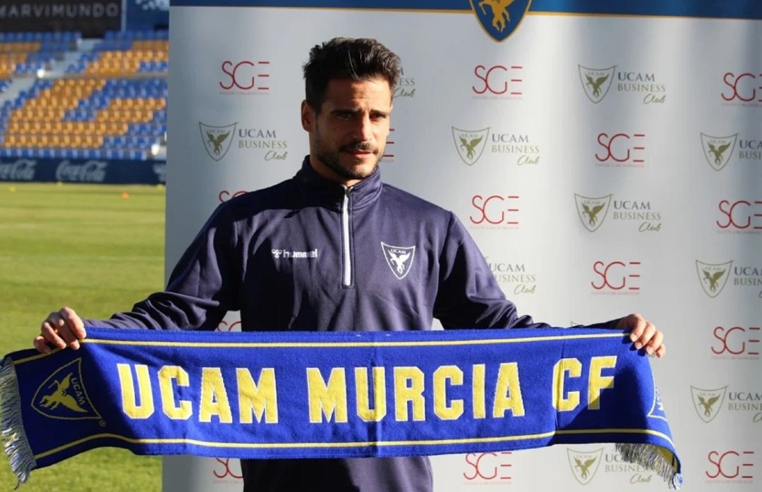 José Romera posando con la bufanda del UCAM Murcia CF José Romera posando con la bufanda del UCAM Murcia CF