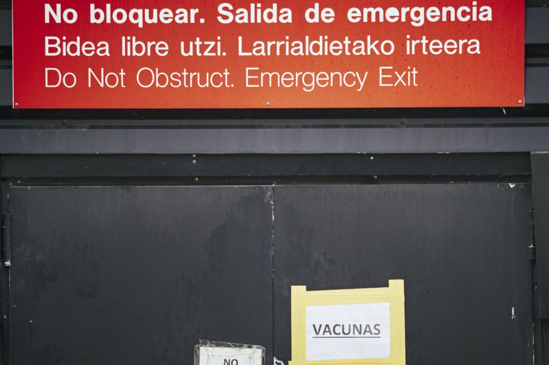 Puerta con indicaciones de 'Salida de emergencia' y 'vacunas' en el Recinto ferial de Navarra (REFENA), Pamplona Puerta con indicaciones de 'Salida de emergencia' y 'vacunas' en el Recinto ferial de Navarra (REFENA), Pamplona
