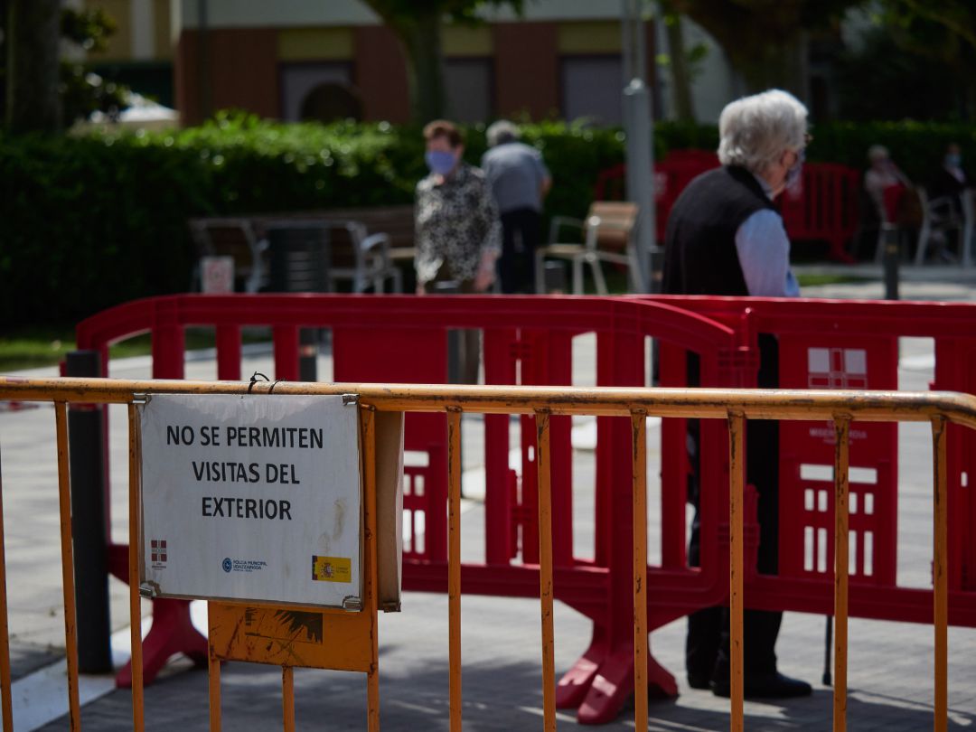 Una residente protegida con mascarilla de la ‘Casa de Misericordia’ en el exterior del centro donde han habilitado una zona de visitas Una residente protegida con mascarilla de la ‘Casa de Misericordia’ en el exterior del centro donde han habilitado una zona de visitas