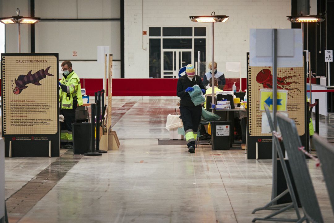 Profesionales sanitarios se preparan para realizar test de antígenos o PCR de detección del COVID-19 al Recinto ferial de Navarra (REFENA), Pamplona, Navarra Profesionales sanitarios se preparan para realizar test de antígenos o PCR de detección del COVID-19 al Recinto ferial de Navarra (REFENA), Pamplona, Navarra