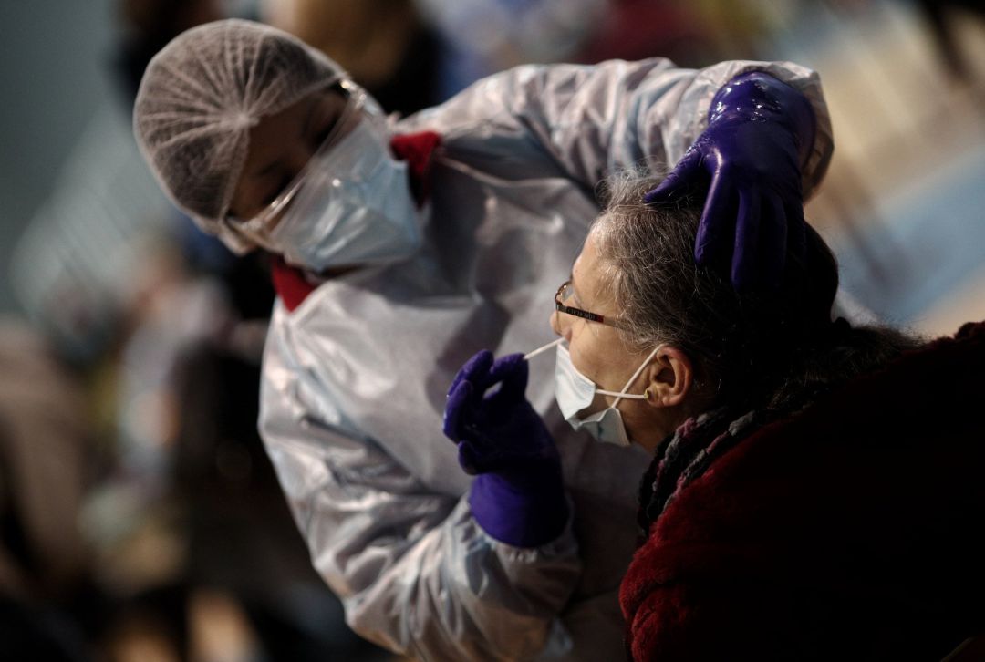 Un sanitario realiza test de antígenos de detección del covid Un sanitario realiza test de antígenos de detección del covid