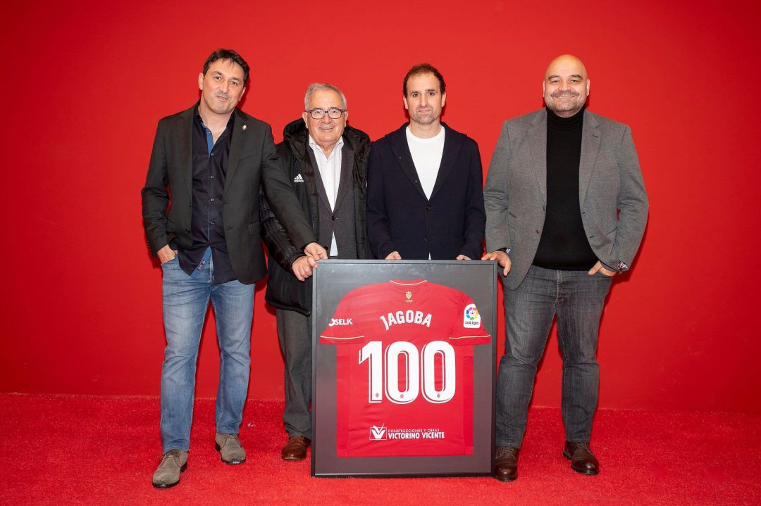 El presidente de Osasuna Luis Sabalza hace 3 semanas cuando mostró su total respaldo a Jagoba Arrasate y a la dirección deportiva con Braulio y Cata El presidente de Osasuna Luis Sabalza hace 3 semanas cuando mostró su total respaldo a Jagoba Arrasate y a la dirección deportiva con Braulio y Cata