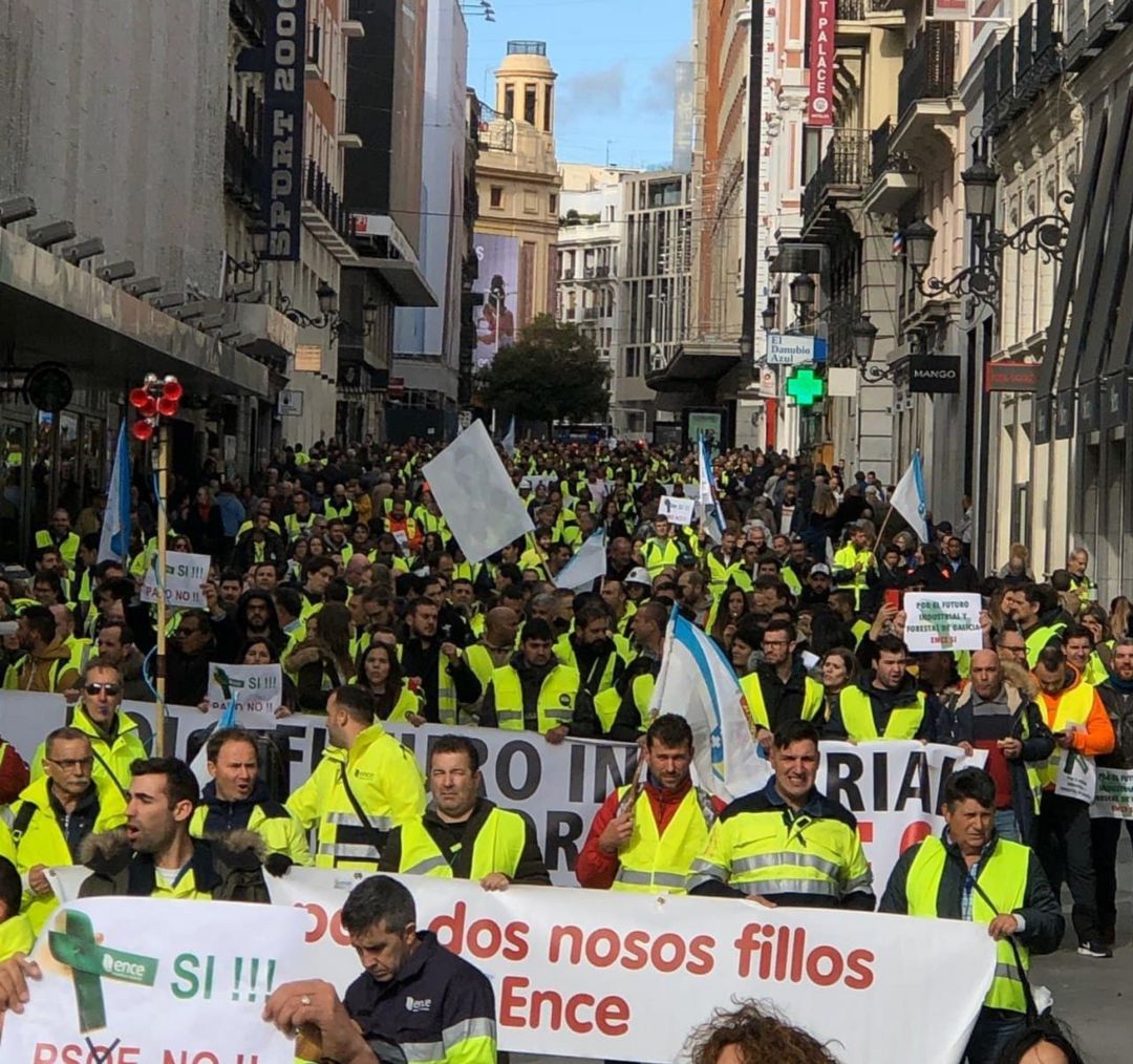 Trabajadores directos, de empresas auxiliares, transportistas y forestales de las fábricas de Ence de toda España protestan durante la manifestación contra el cierre de la planta de Pontevedra. Trabajadores directos, de empresas auxiliares, transportistas y forestales de las fábricas de Ence de toda España protestan durante la manifestación contra el cierre de la planta de Pontevedra.
