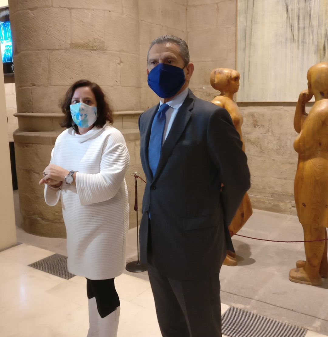 La diputada de IU, Henar Moreno, y el consejero de Hacienda, Celso González, en una foto de archivo La diputada de IU, Henar Moreno, y el consejero de Hacienda, Celso González, en una foto de archivo