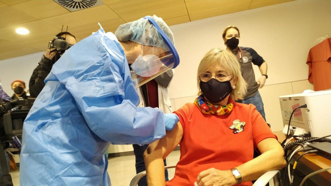 Una de las profesionales sanitarias vacunadas en La Rioja. Una de las profesionales sanitarias vacunadas en La Rioja.