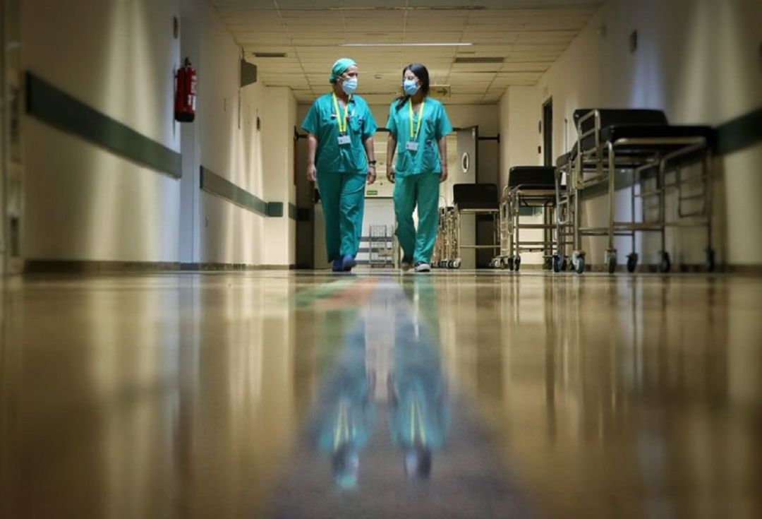 Dos sanitarias, en uno de los hospitales que lucha contra la pandemia del covid Dos sanitarias, en uno de los hospitales que lucha contra la pandemia del covid