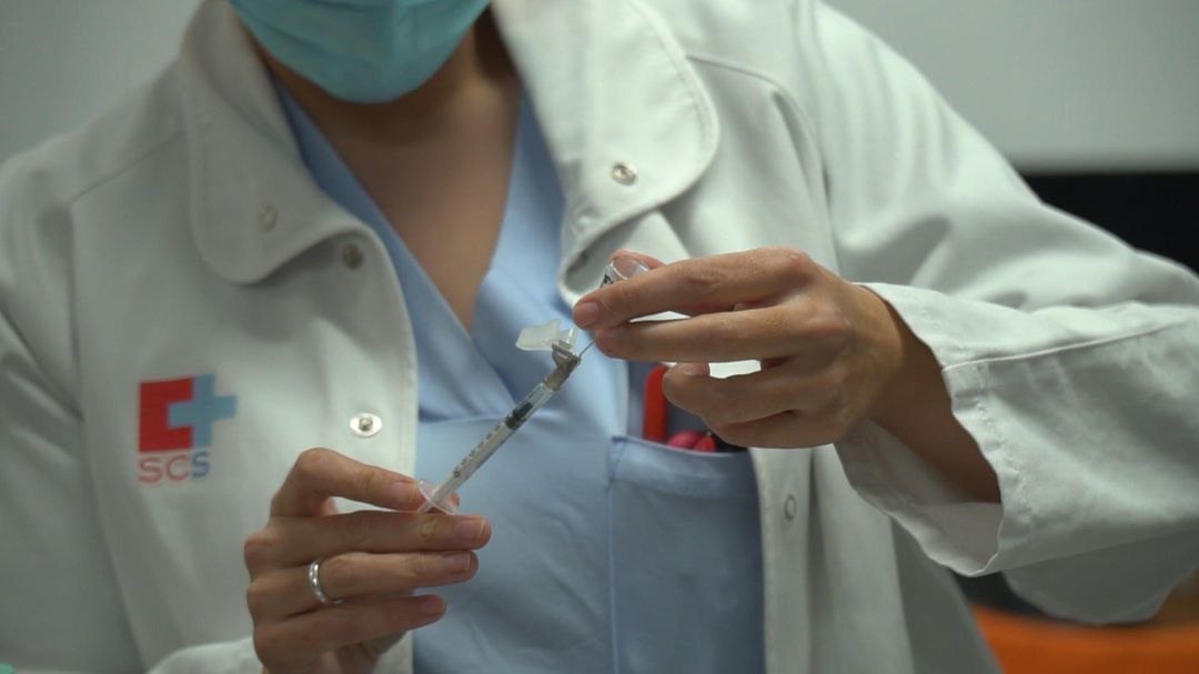 Vacunación contra el coronavirus a sanitarios en Valdecilla.
Vacunación contra el coronavirus a sanitarios en Valdecilla.